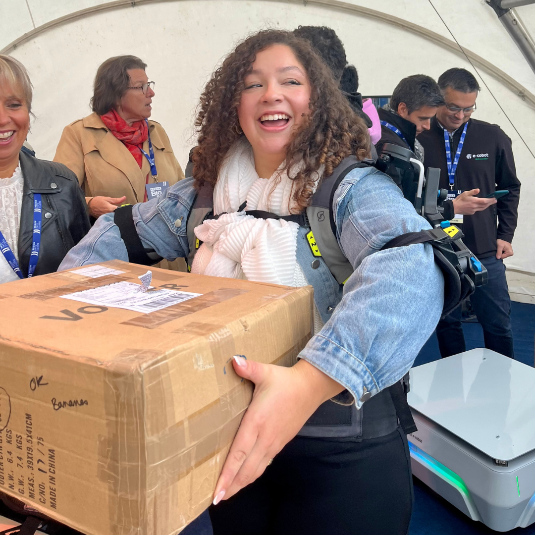 élèves qui tiens un carton et qui est équipé d'une aide au mouvement