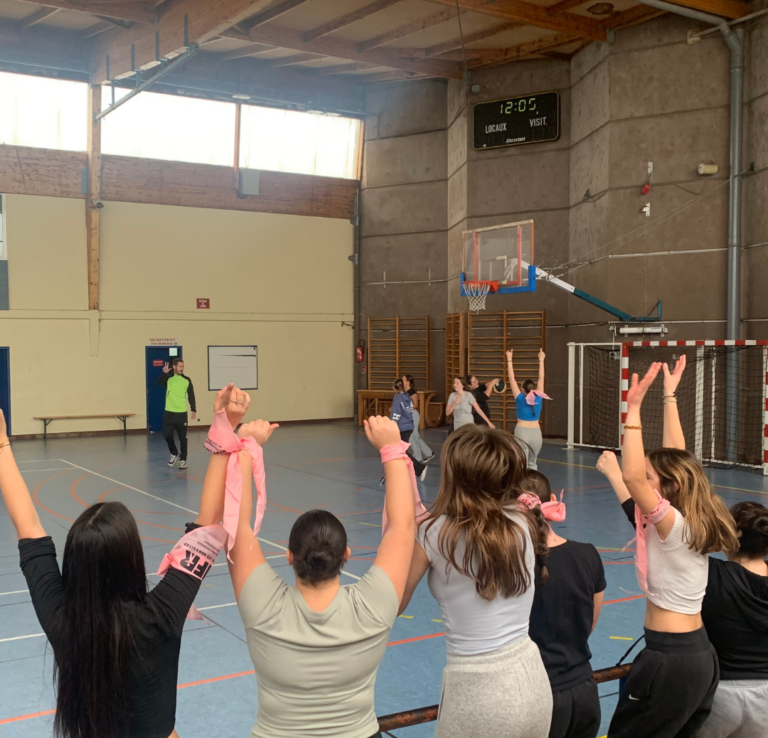 élèves qui encouragent le reste de leurs équipe