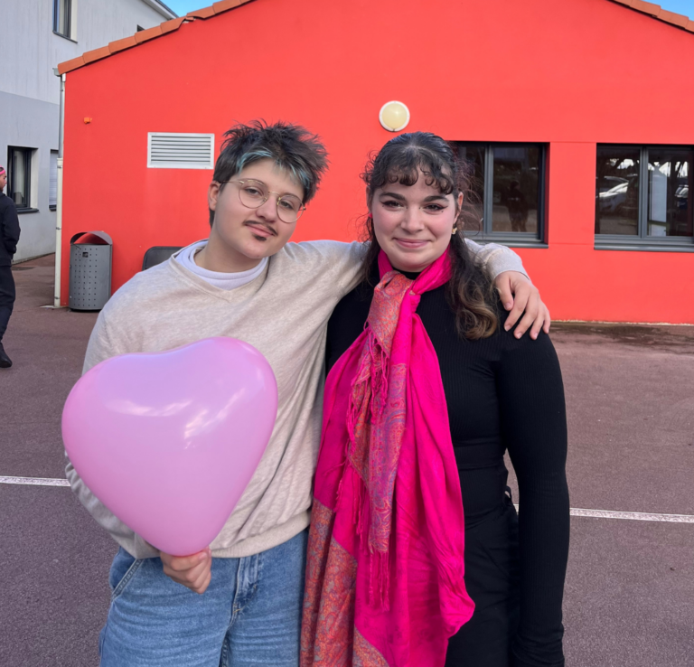 2 élèves qui posent avec leurs touche de rose