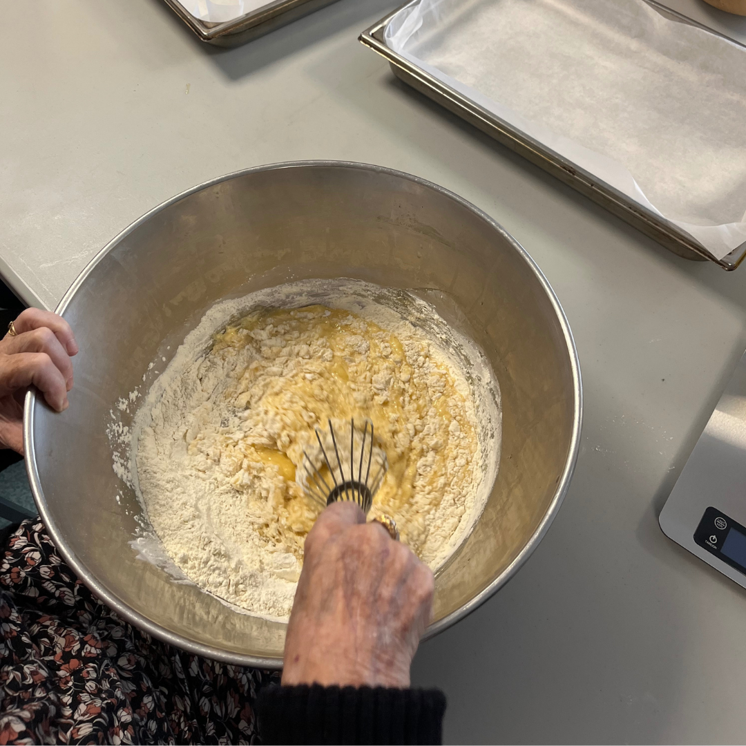 personne âgée qui cuisine 