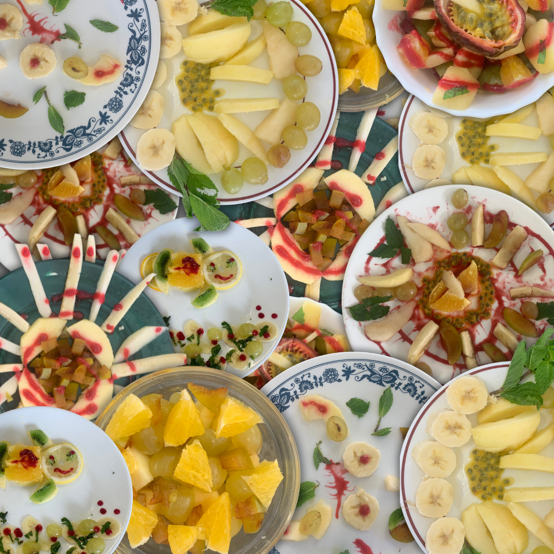 Ensemble de plats cuisinés sur le thème des fruits colorées pour des enfants