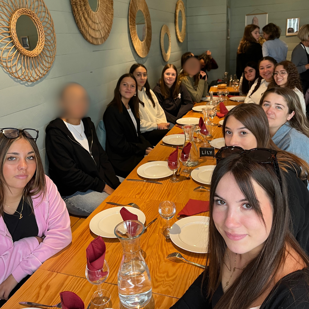 Selfie de l'ensemble de la classe des terminales SAPAT qui mangent au restaurants Chromosome