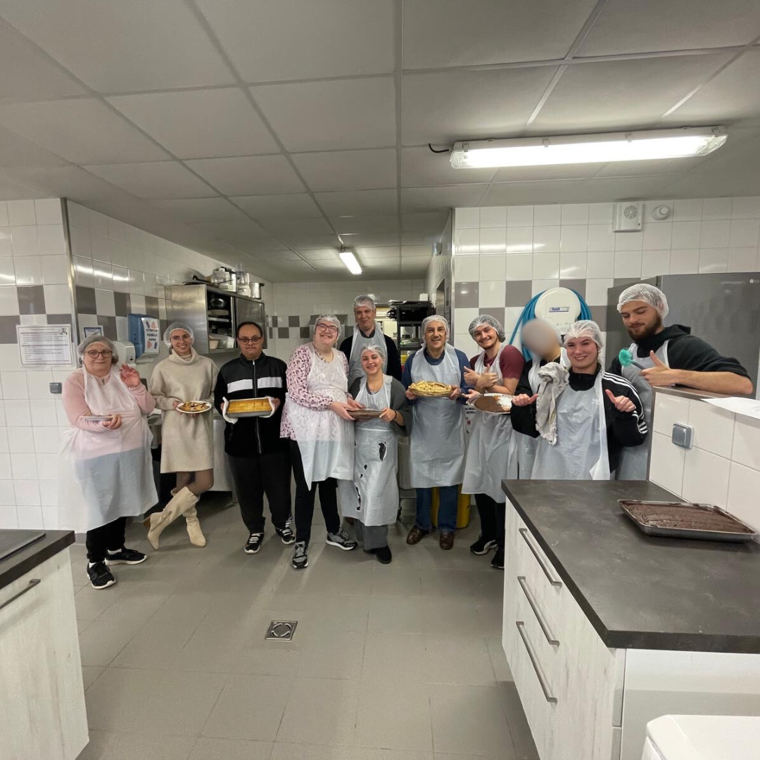 Résidents du FAM et du foyer de vie de la charmelières cuisinent avec les élèves