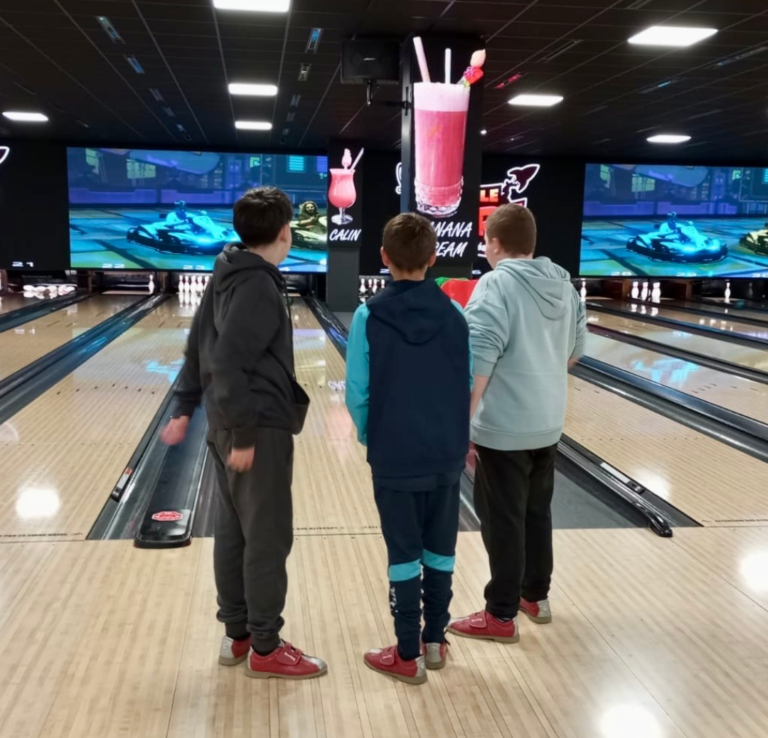 3élèves de dos qui jouent au bowling