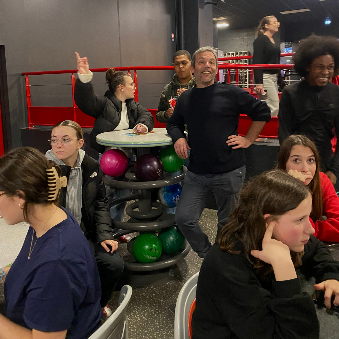 Ensemble d'élèves qui jouent au bowling