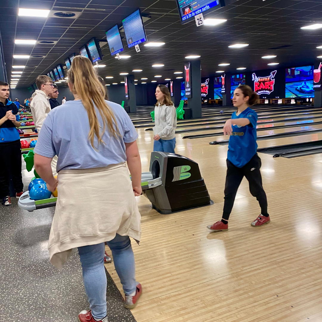 Ensemble d'élèves qui jouent au bowling