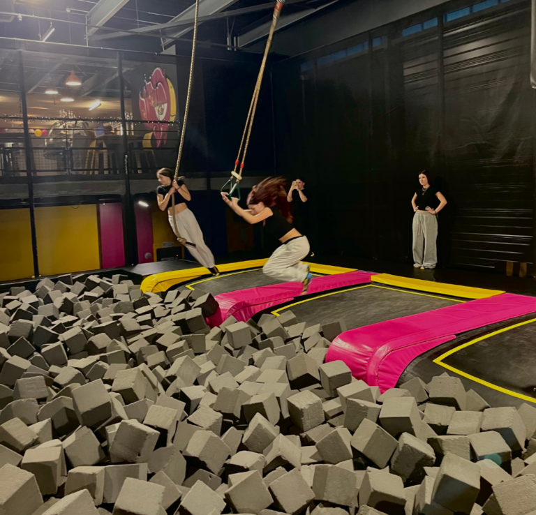 élèves qui sautent au trampoline park