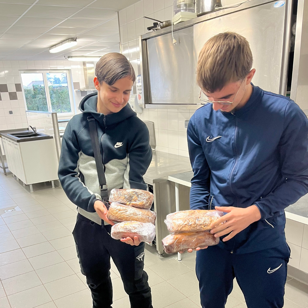 élèves de troisième qui posent avec leurs gâteaux qui ont été donné à l'association brin de causette pour être distribuer au sans abri 