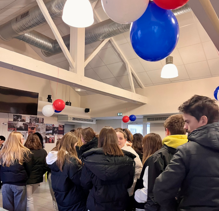 élèves qui partagent un gouter pour la journée de Laïcité