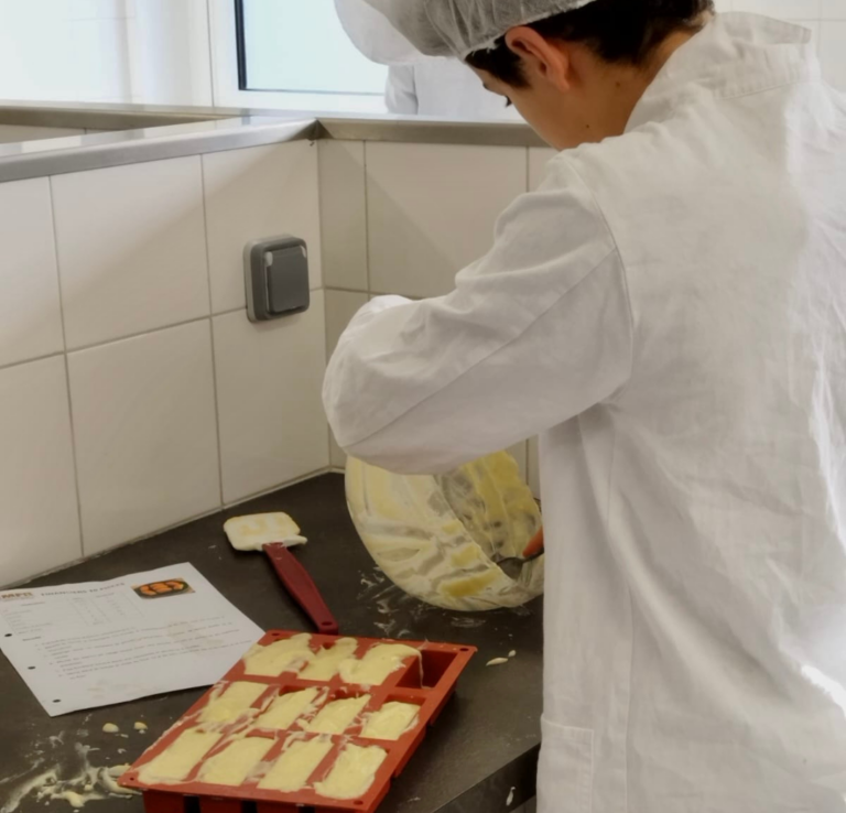 Les 4e orientation on un cours de cuisine pour préparer des pâtisseries pour les Portes Ouvertes