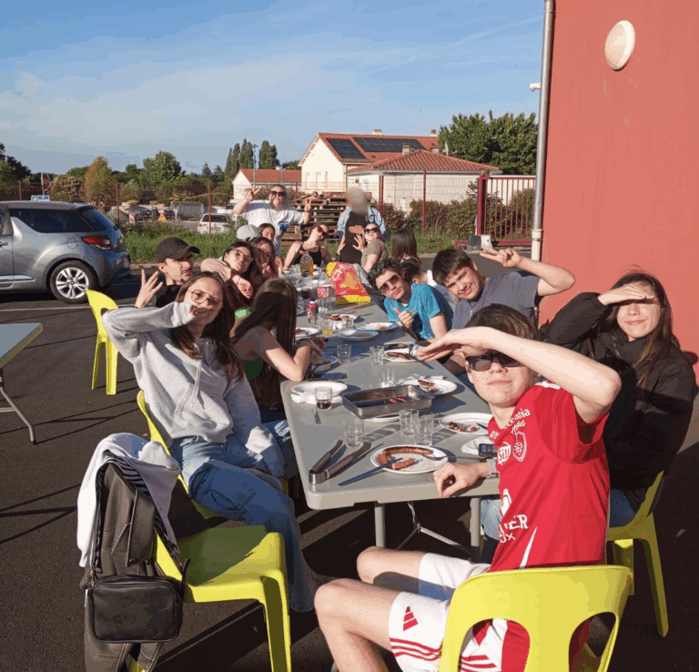 Moment convivial des CAPa 2 autour d’un barbecue festif